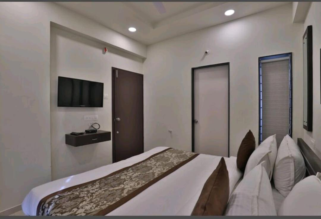 Oyo 80228 Hotel Richa Hālol Buitenkant foto