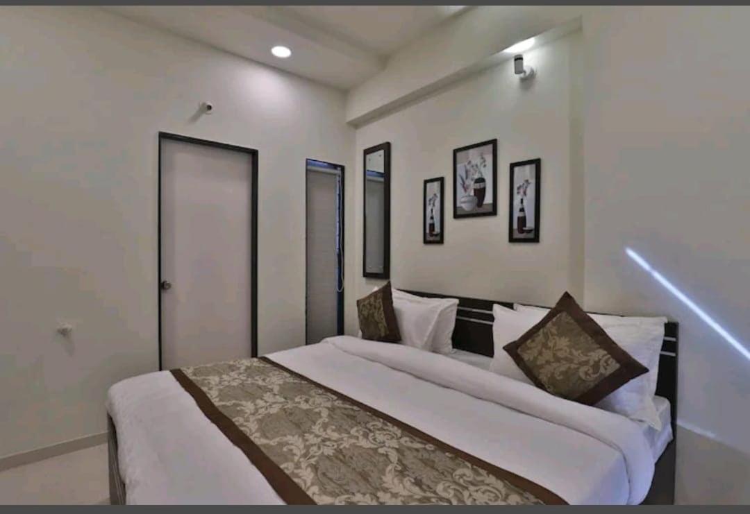 Oyo 80228 Hotel Richa Hālol Buitenkant foto