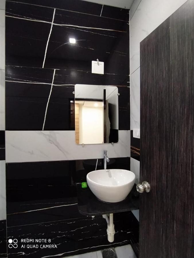 Oyo 80228 Hotel Richa Hālol Buitenkant foto