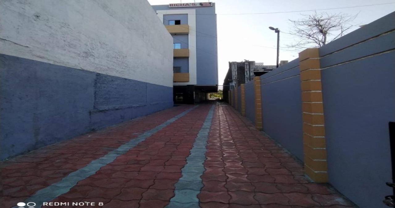 Oyo 80228 Hotel Richa Hālol Buitenkant foto